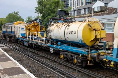 6J09Balfour Beatty locomotives 20901 & 20905 - drain train image