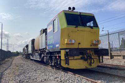 Photo of DR98957 at Leagrave Tamper Siding