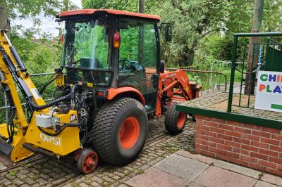 Kubota 320S tractor image