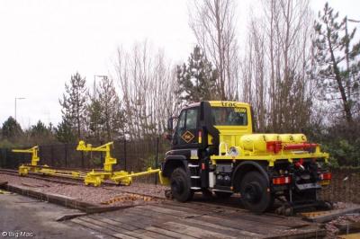 Photo of TRAC - SV090 - AE06PFN - Shunter with Rail Movers at Eurocentral - TRAC depot