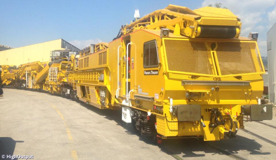 76504 Plasser & Theurer RM 900 RT Ballast Cleaner —